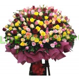 AGS017- 富麗堂皇- 128支玫瑰包括红色,粉色,黃色, 橙色,桃粉, 香賓及襯葉原木梯高架鮮花籃 
